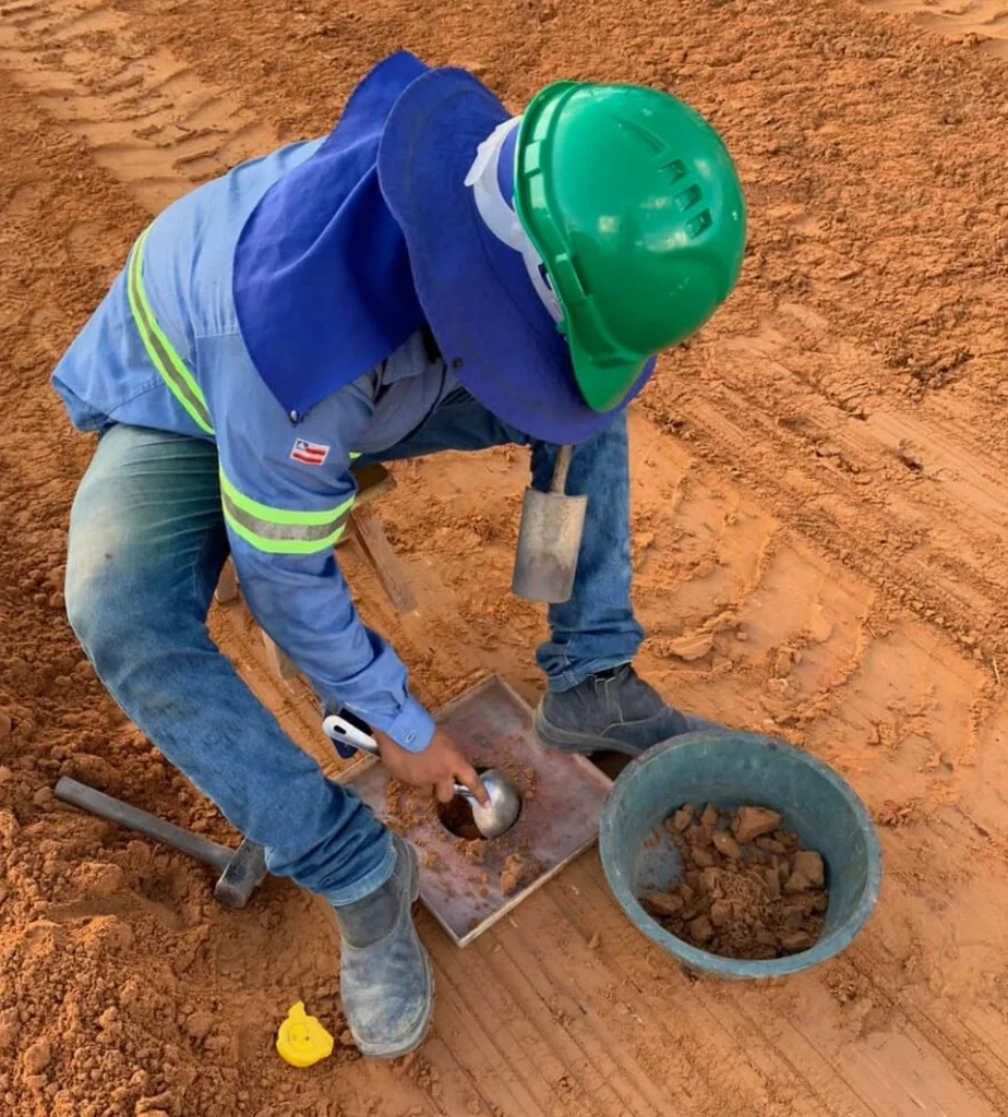 Densidad de Campo con Cono de Arena en Arica: Control de Compactación en Suelos Salinos